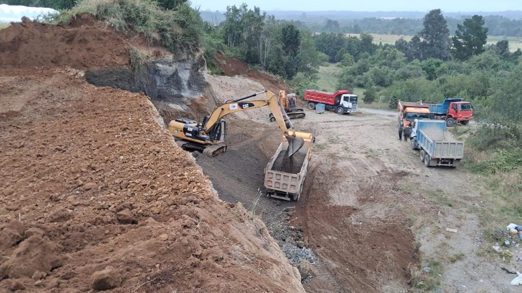 Excavadora CAT cargando camiones en cantera