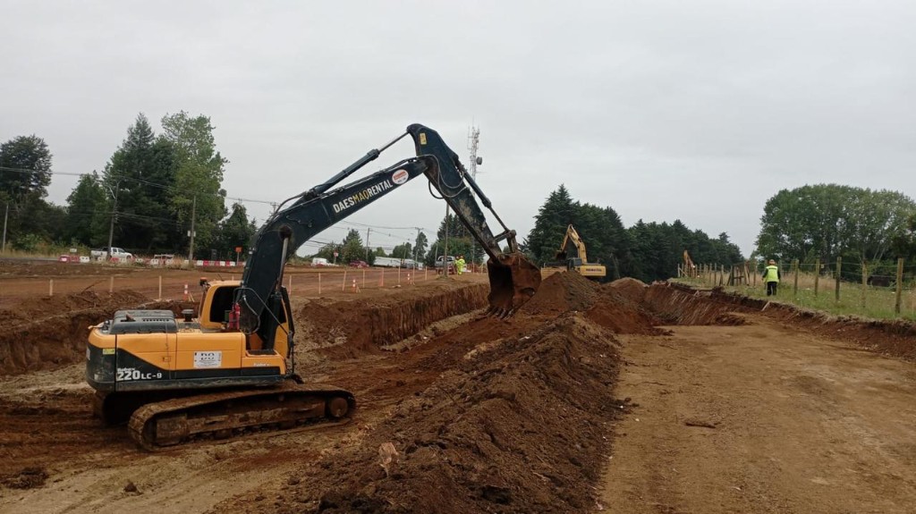 Excavadora Daewoo abriendo zanjas