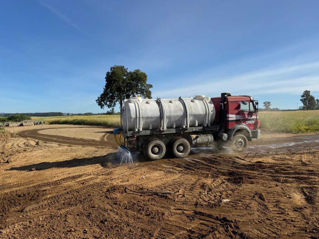 Excavadora Hyundai cargando camión