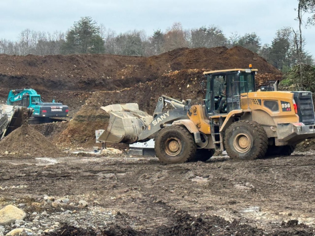 Excavadora en faena de áridos